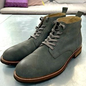 Like new Banana Republic grey suede chukkas men’s 13